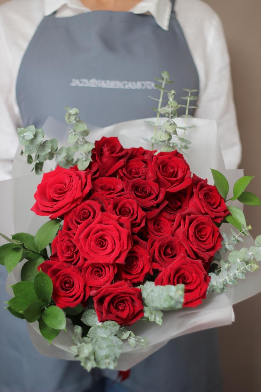 RAMO 24 ROSAS ROJAS CON RUSCUS Y ECUALIPTO